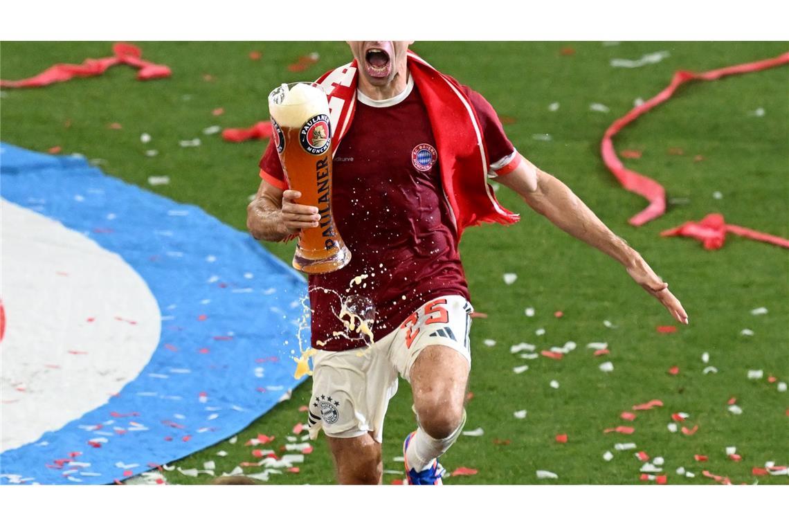 Müller-Abschied mit Pointe und Kakadu - "Wird ewig wirken" Auch Thomas Müller verabschiedet sich mit Bierduschen.
