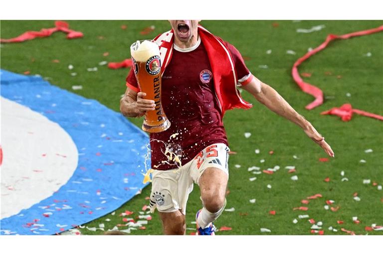 Auch Thomas Müller verabschiedet sich mit Bierduschen.