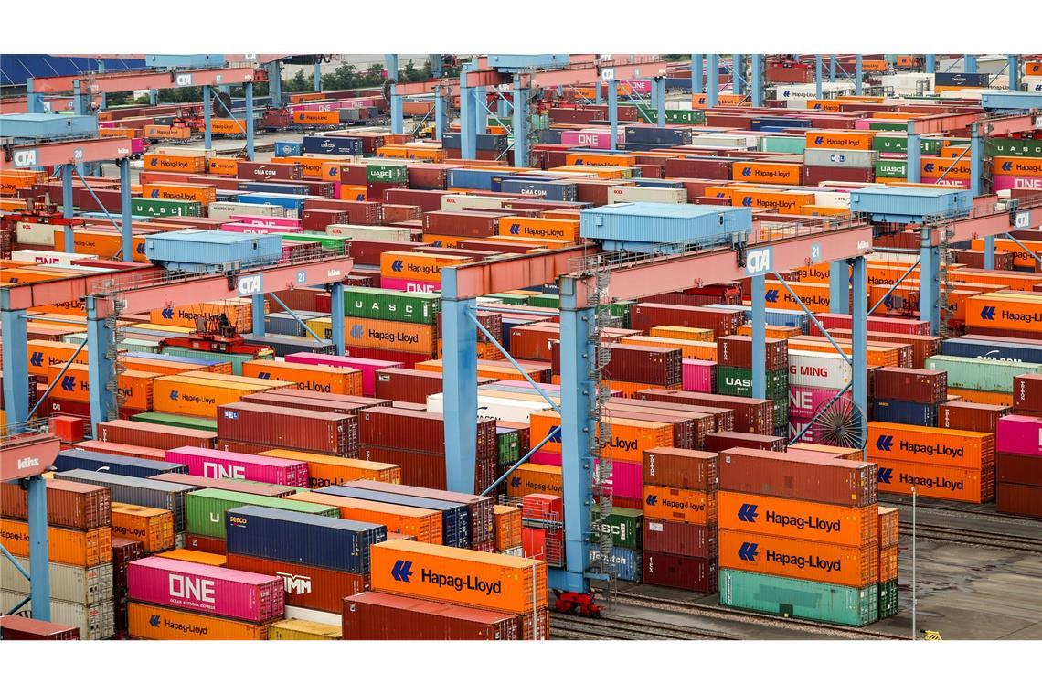 USA überholen China als wichtigsten deutschen Handelspartner Auch über diese Container im Hamburger Hafen im- und exportiert Deutschland Waren.