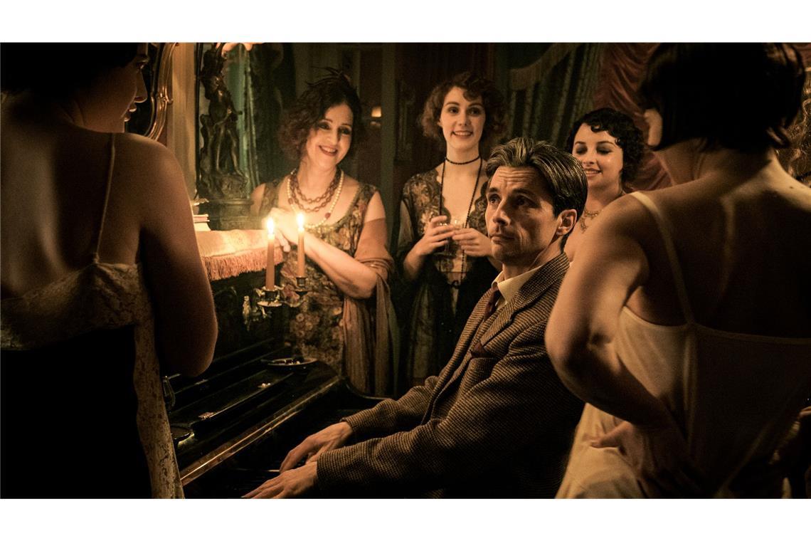 Maurice Ravel in sinnlicher Mission Auch unter Freudenmädchen berührt er höchstens Tasten: Raphaël Personnaz als Maurice Ravel.