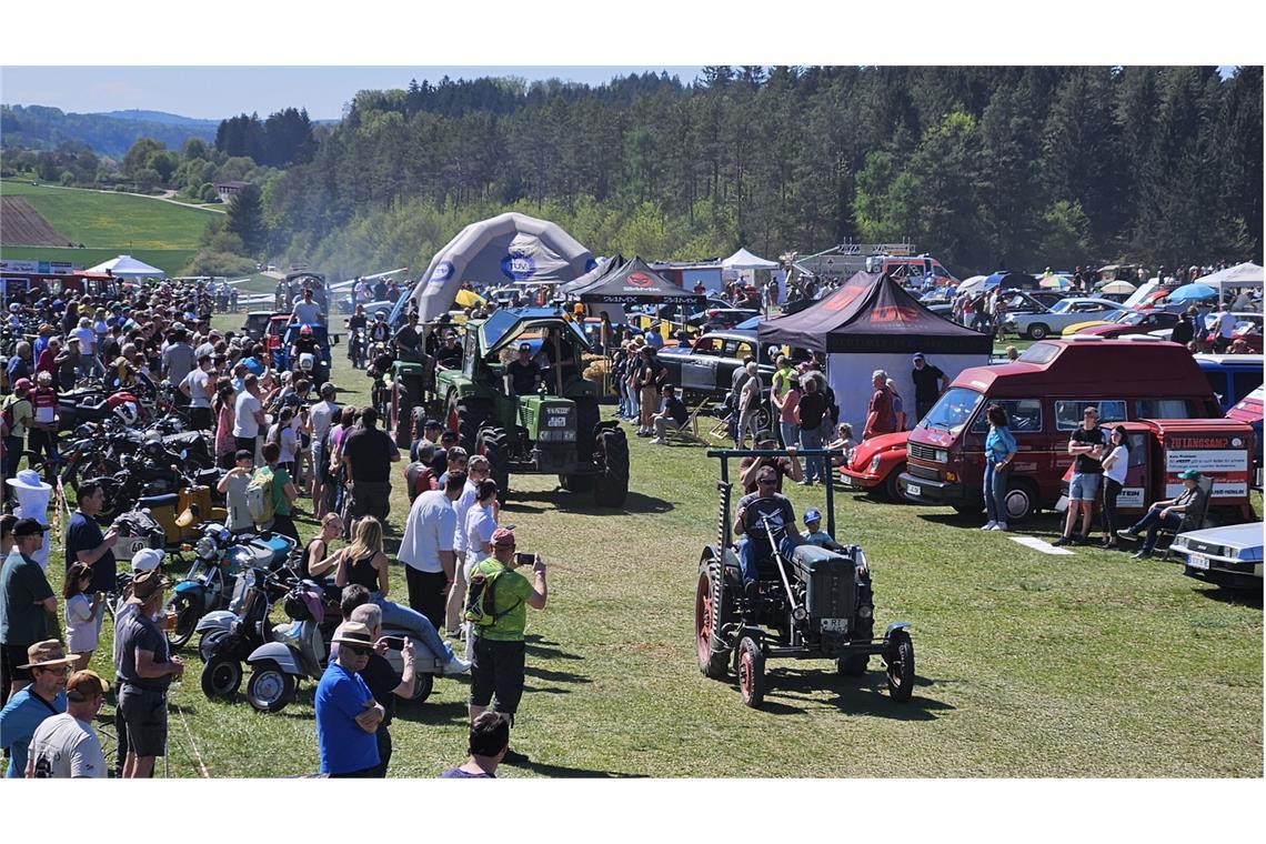 Oldtimerfreunde kommen in Münsingen voll auf ihre Kosten Auch verschiedene Traktoren gab es bei dem Fest zu sehen.