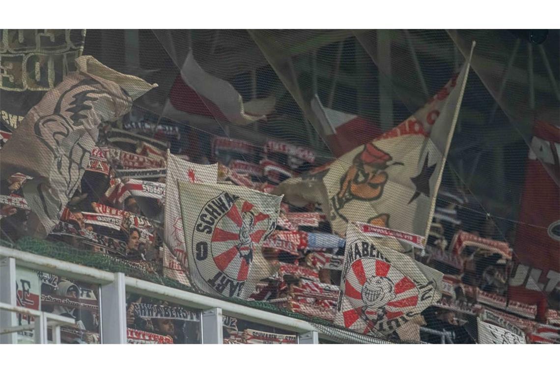 Auch VfB-Fans waren nach Bratislava gereist, um ihre Mannschaft im Gästeblock lautstark zu unterstützen.