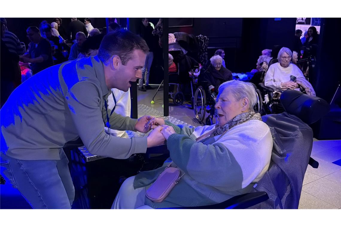 Auch viele Bewohnerinnen und Bewohner im Rollstuhl feiern im Club mit. Eine von ihnen ist Charline Bar.