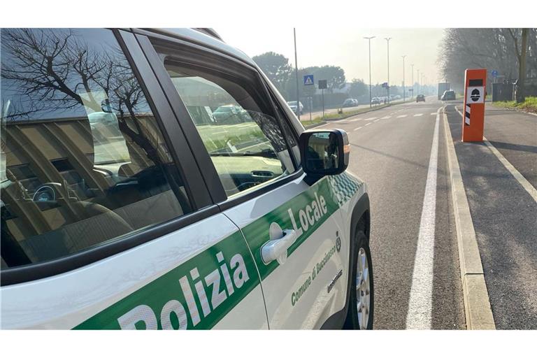 Auch vielen deutschen Urlaubern bekannt: Blitzer-Säulen in Italien. (Archivbild)