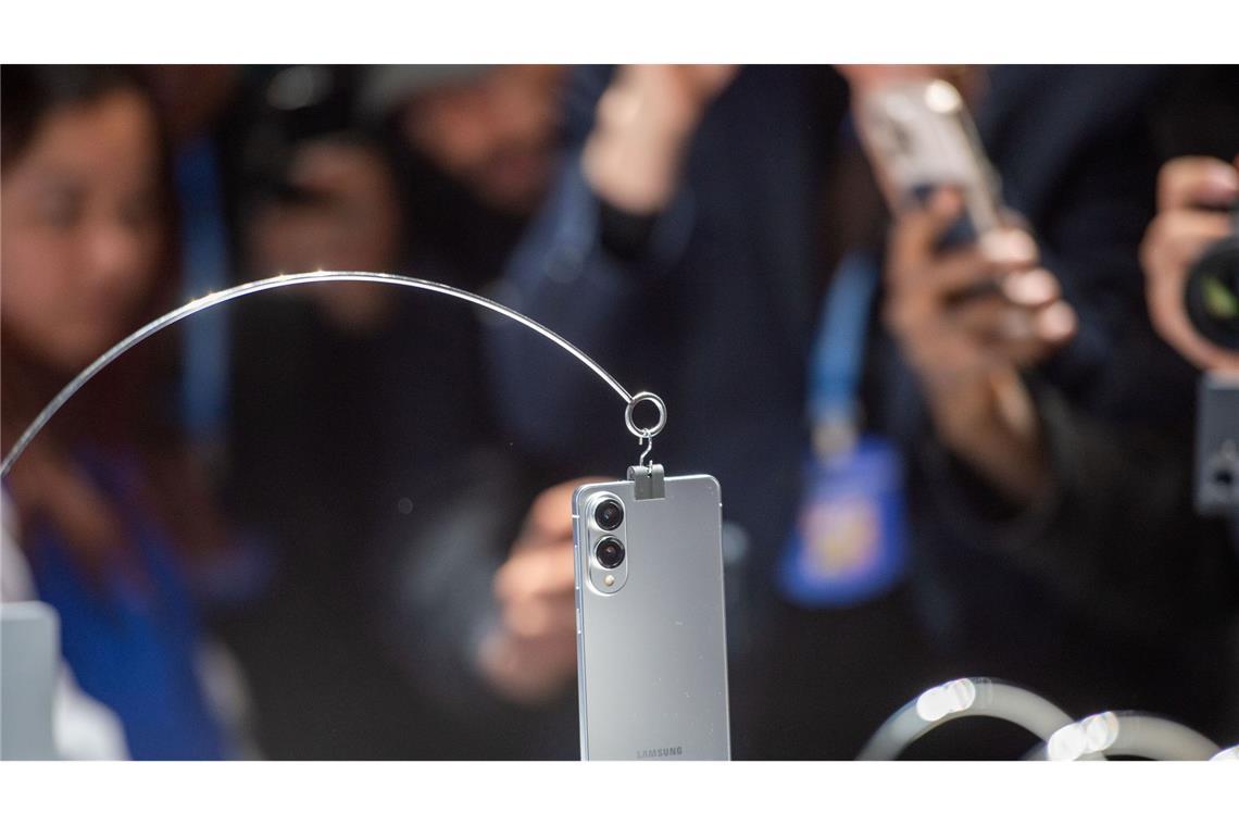 Samsung überrascht mit dünnerem Smartphone-Modell Auch von Apple wird in diesem Jahr eine dünnere iPhone-Version erwartet.