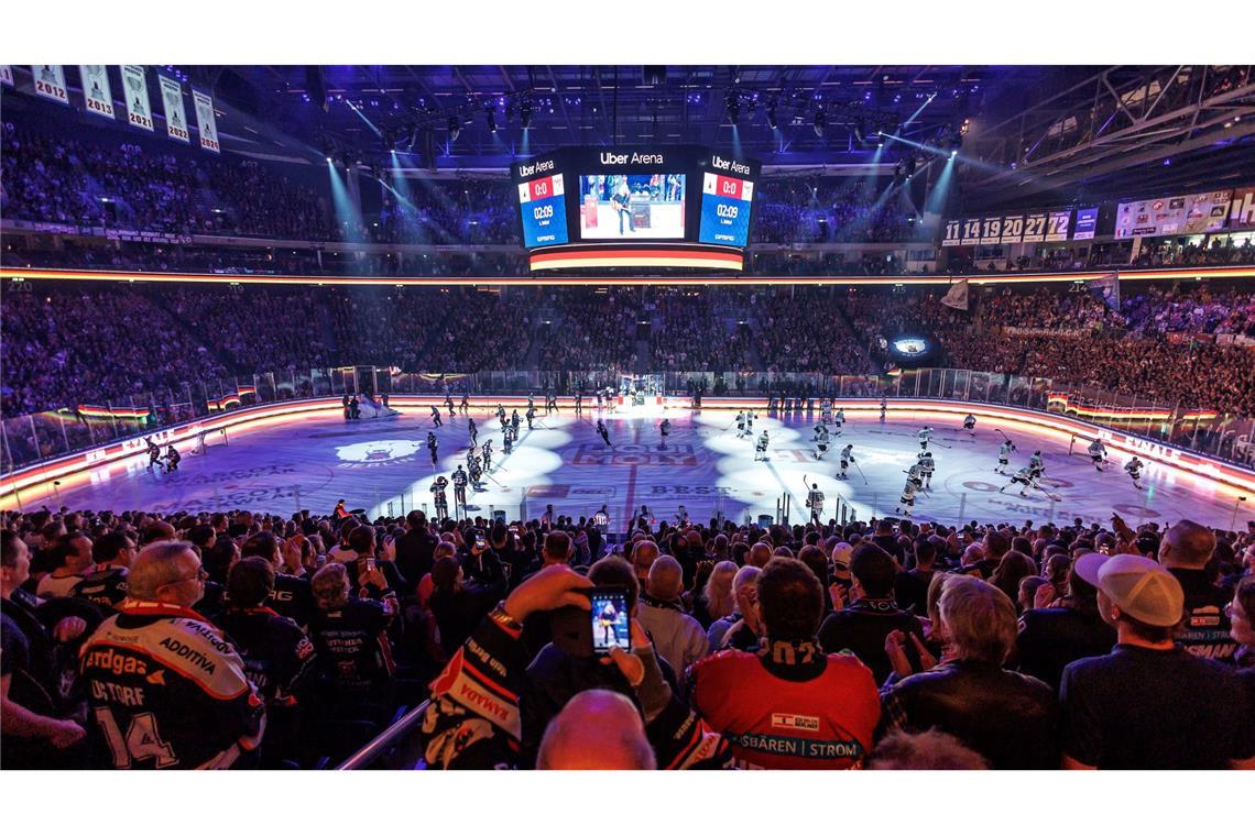 Emotionales Finale der Eisbären: "Tobi ist immer bei uns" Auch vor den Spielen gedenken die Eisbären Berlin ihres verstorbenen Teamkollegen Tobias Eder.
