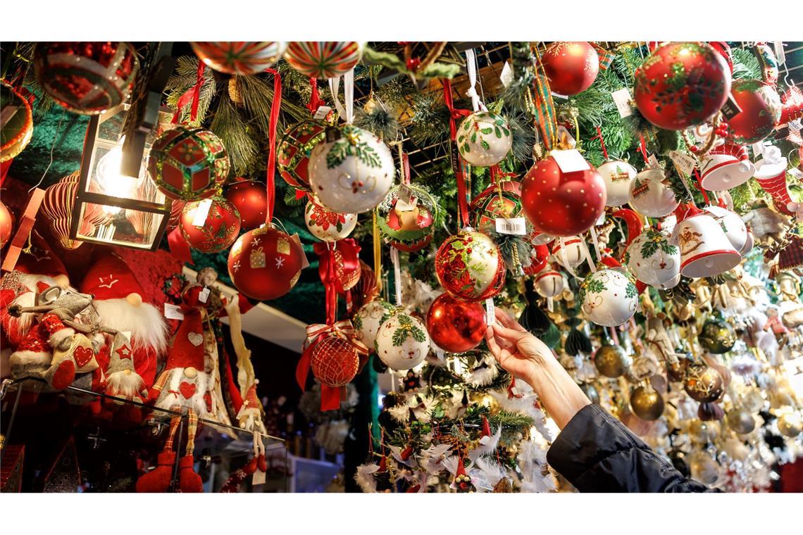 Nürnberger Christkindlesmarkt ist eröffnet Auch Weihnachtsschmuck gibt es auf dem Christkindlesmarkt zu kaufen.