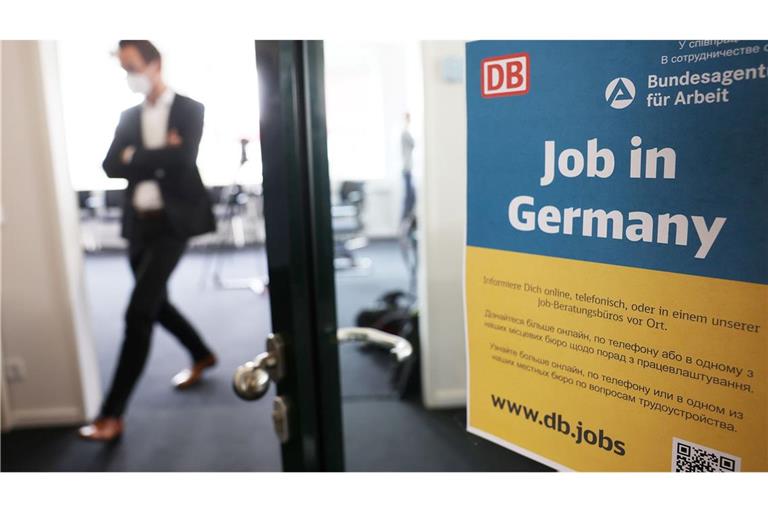 Auch weiter sollen Flüchtlinge Beratung bekommen - notfalls soll ein Job vermittelt werden. (Archivbild)