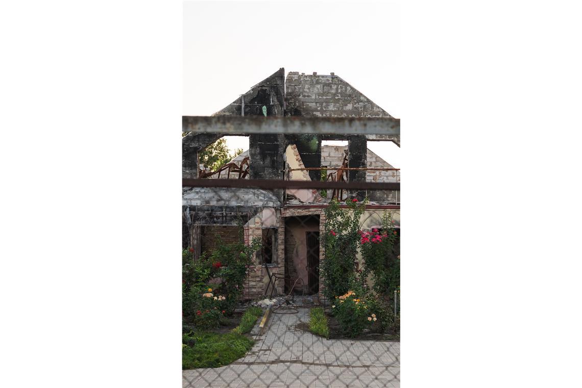 Zwei Wochen Luftalarm Auch wenn das Haus zerstört ist, der Vorgarten wird dennoch gepflegt. Fotografiert in der Frontstadt Lyman.