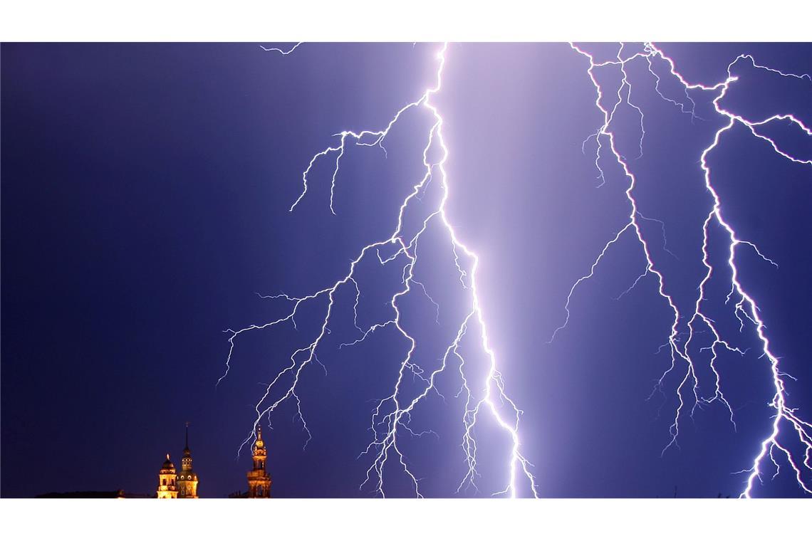 Auch wenn dieser Blitz über Dresden beeindruckend aussieht - die Stadt liegt im Ranking nur auf Platz 331. (Archivbild)