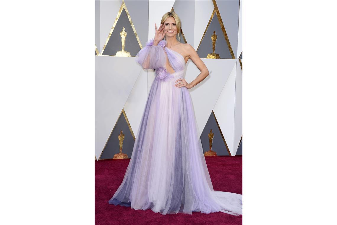 Die schlimmsten Oscar-Kleider aller Zeiten Auch wenn es hart klingt, mit <b>Heidi Klum</b> alleine ließe sich eine ganze „Worst Dressed“-Liste füllen. <b>2016</b> schoss sie den Vogel ab: Mit diesem blasslila Albtraum, der eher an eine Gardine in einem Fußpflegestudio als an eine Oscar-Robe erinnert.