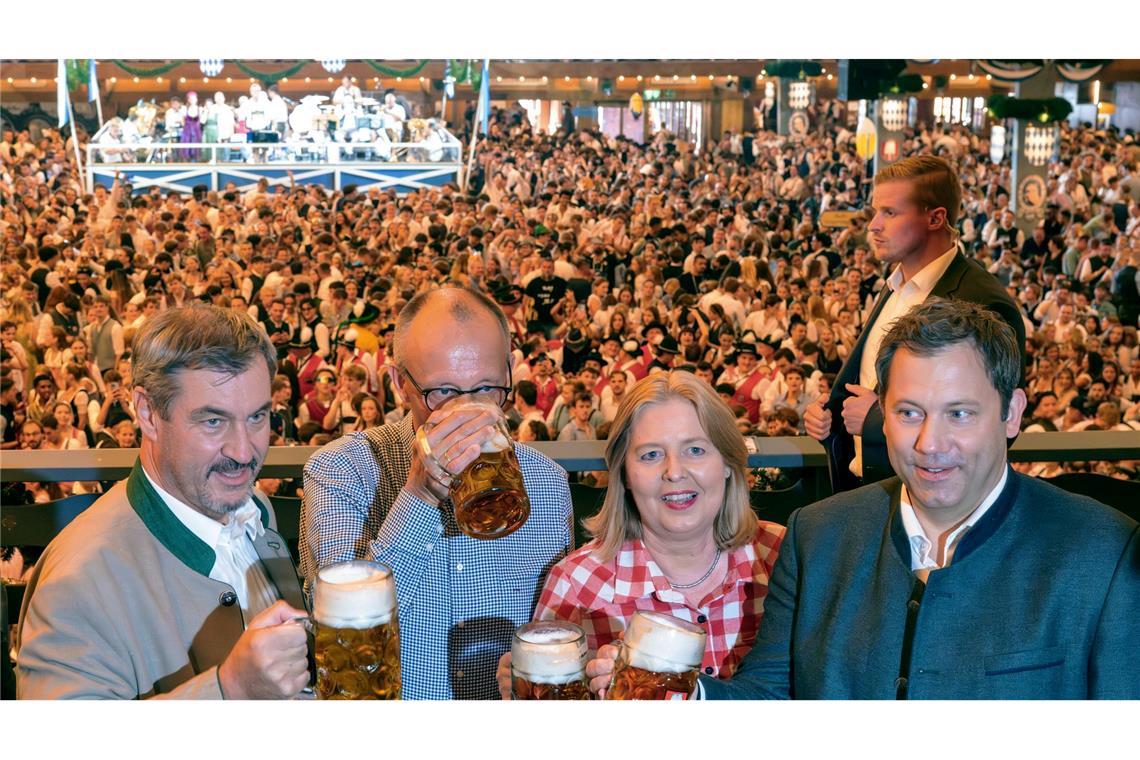 Kult oder Banalisierung: Söders gefährliche Gratwanderung Auch wenn Markus Söder eigentlich nicht gerne Bier trinkt - fürs Foto auf dem Oktoberfest gehört auch für ihn der Maßkrug natürlich dazu. (Archivbild)
