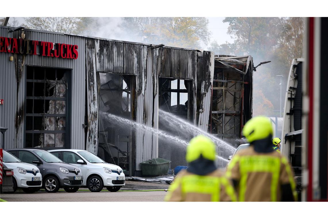Auch wurden mehrere Fahrzeuge auf dem Gelände beschädigt.