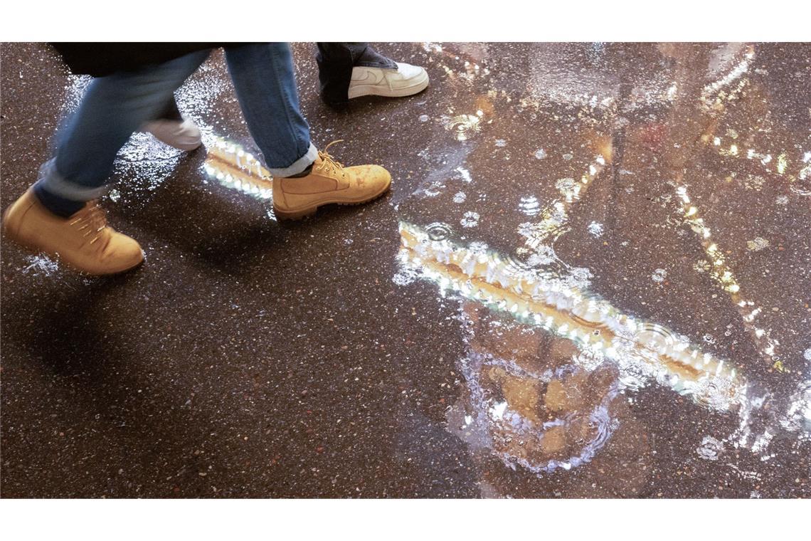 Auch zu Beginn der neuen Woche soll sich an der insgesamt nassen und milden Witterung wenig ändern.