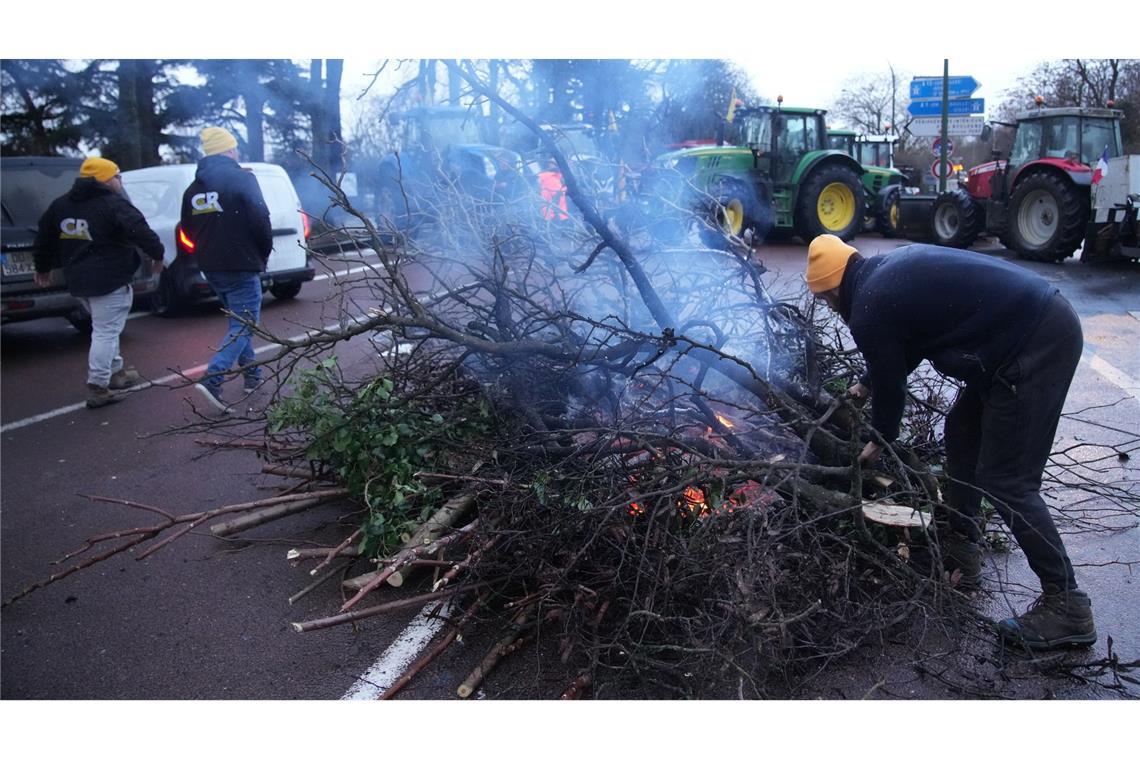Auch Zufahrtsstraßen nach Paris wurden blockiert.