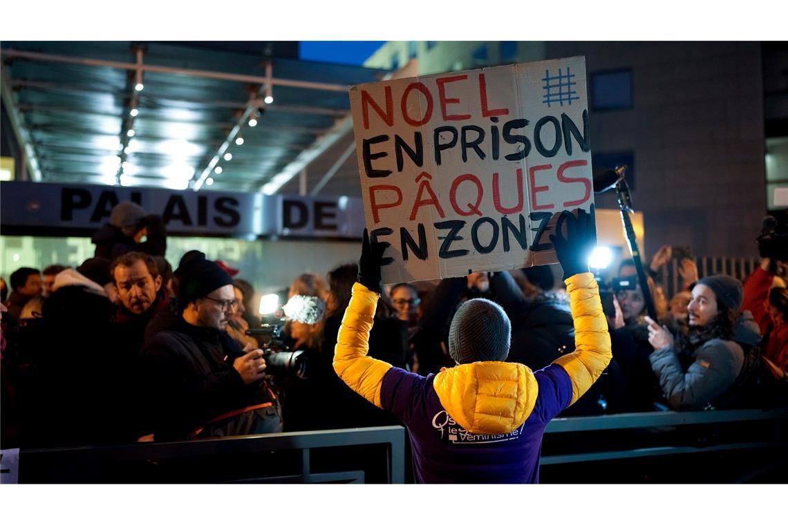 "Schmerzhafter Weg": Missbrauchsprozess in Avignon zu Ende Auch zum Urteil kamen viele Unterstützerinnen und versammelten sich vor dem Gericht.
