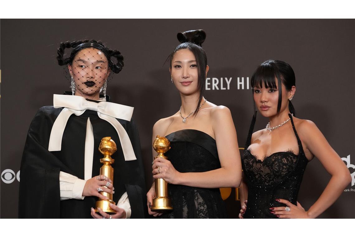 Audrey Nuna (l-r), EJAE und Rei Ami posieren im Presseraum mit dem Preis für den besten Originalsong - Kinofilm für „Golden“ aus „Kpop Demon Hunters“ während der 83. Golden Globes im Beverly Hilton.