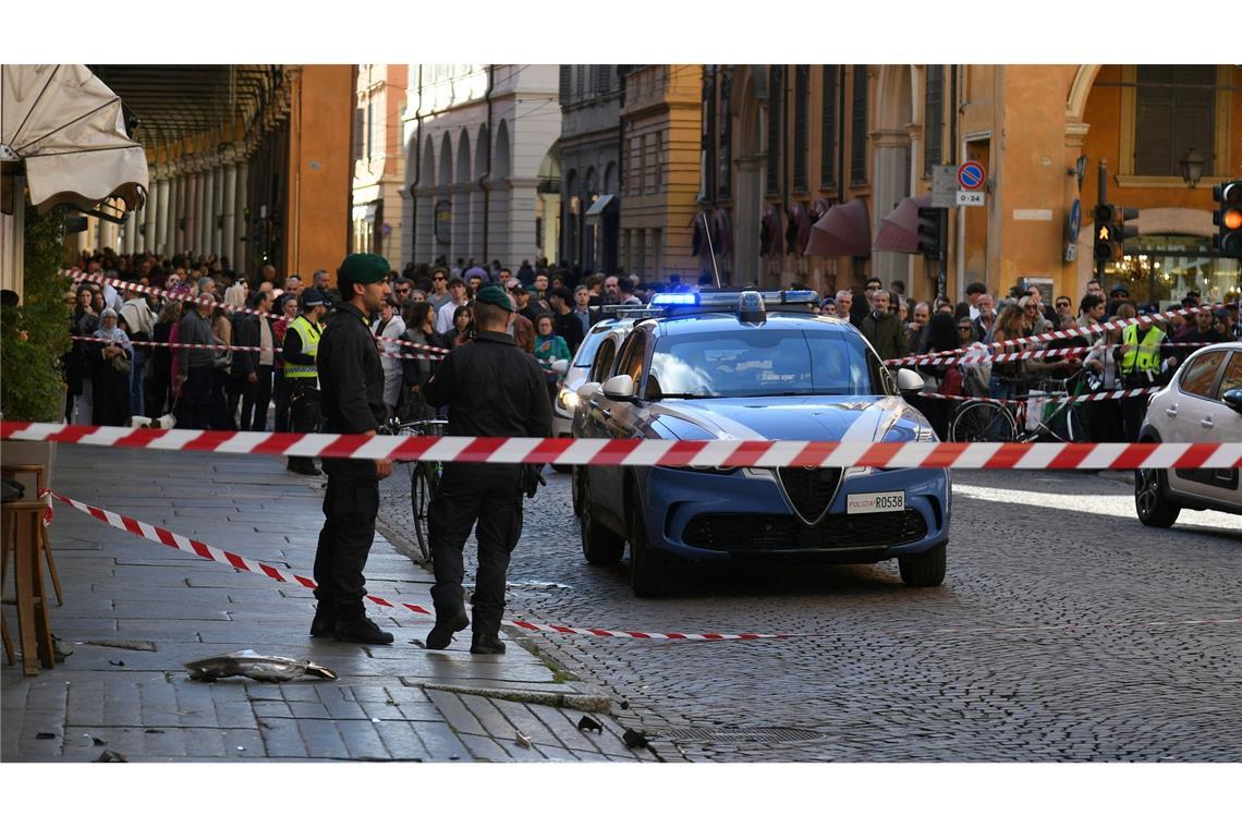 Auf Aufnahmen von Sicherheitskameras war zu sehen, wie der Kleinwagen mehrere Menschen erfasst hat und wie diese regelrecht durch die Luft geschleudert werden.