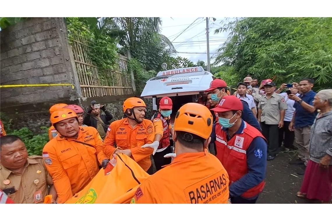 23 Tote bei Erdrutschen auf Bali und Java Auf Bali herrscht Regenzeit - gerade in hügeligen Regionen können die Niederschläge die Erde ins Rutschen bringen.