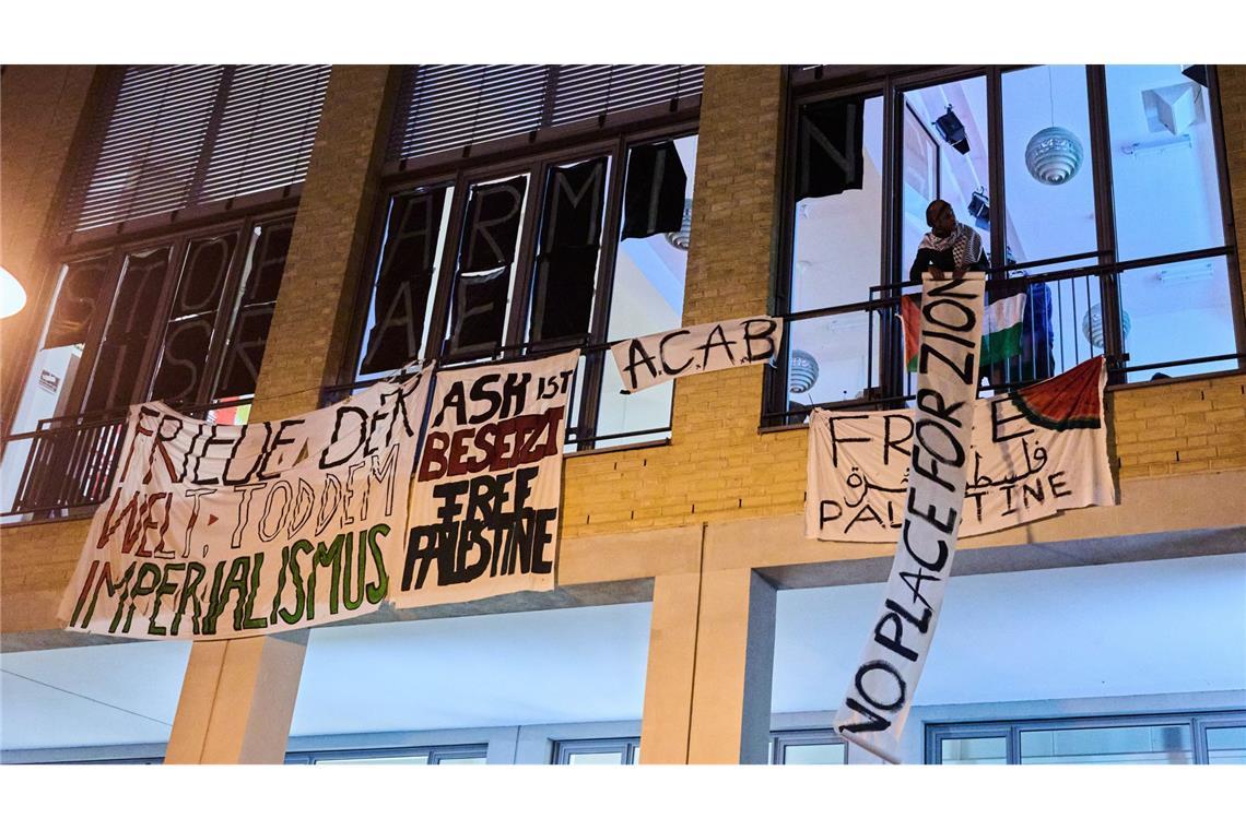 Aktivisten besetzen Alice Salomon Hochschule Auf Bannern war etwa der Spruch „Free Palestine“ zu lesen.