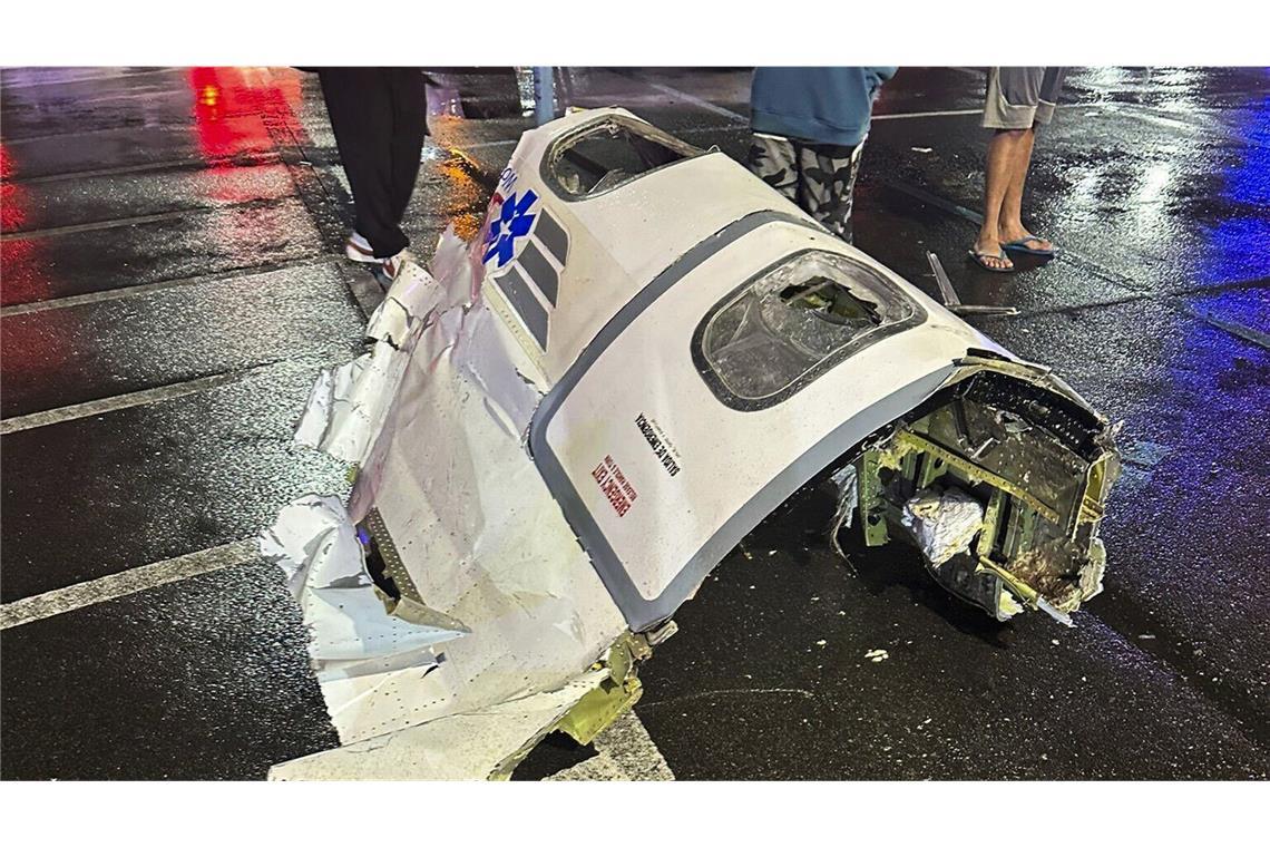 Flugzeug stürzt in belebter Gegend ab – sechs Menschen an Bord Auf Bildern, die mehrere US-Fernsehsender verbreiteten, waren dramatische Szenen zu sehen: eine gewaltige Explosion, ein Feuerball und große Rauchschwaden.