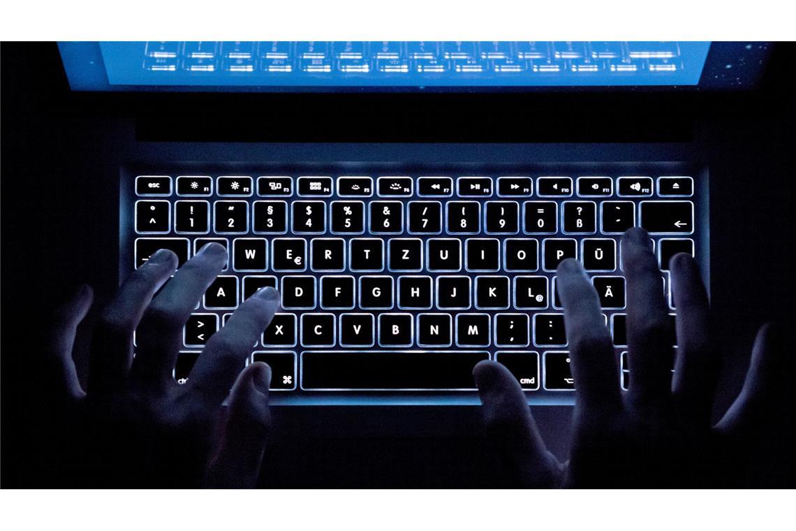 Auf das betrügerische Anlageangebot stießen sie im Internet. (Symbolbild)