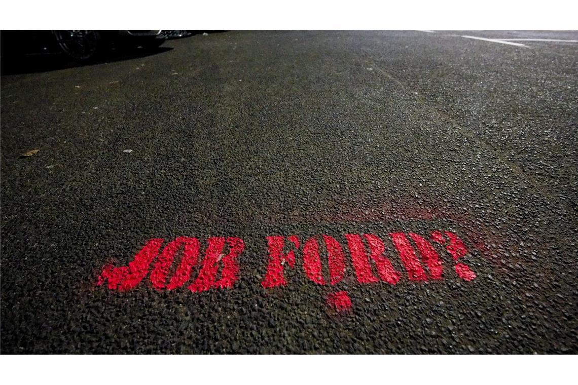 Bilder des Tages Auf dem Asphalt eines Parkplatzes vor den Fordwerken in Köln steht "Job Ford?".