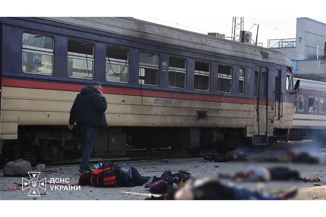 Auf dem Bahnhof von Dnipro hat eine russische Rakete zahlreiche Menschen getötet.