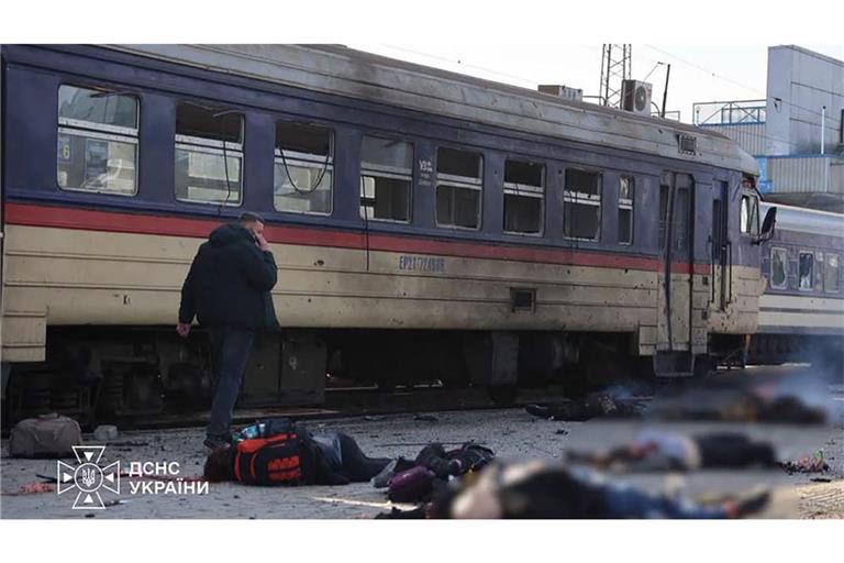 Auf dem Bahnhof von Dnipro hat eine russische Rakete zahlreiche Menschen getötet.