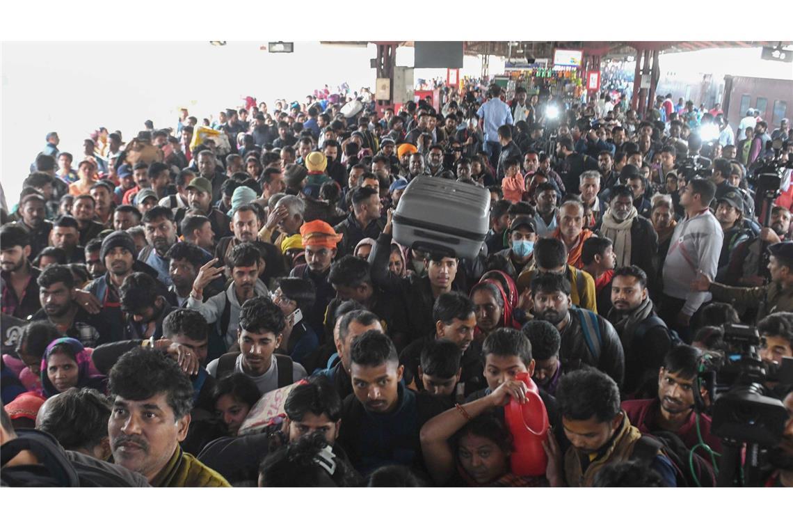 Mindestens 18 Tote bei Massenpanik auf Bahnhof in Neu-Delhi Auf dem Bahnhof von Neu-Delhi herrschte dichtes Gedränge, als es zu der Massenpanik gekommen war.