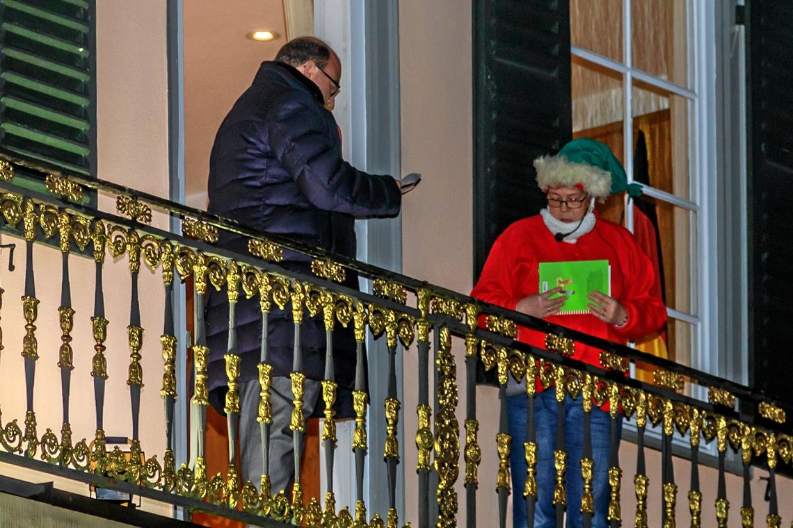 Laternenfest in Murrhardt: Stimmungsvolle Sandmännchen-Stunde Auf dem Balkon des Rathauses unterhalten sich Bürgermeister und Sandmännchen.