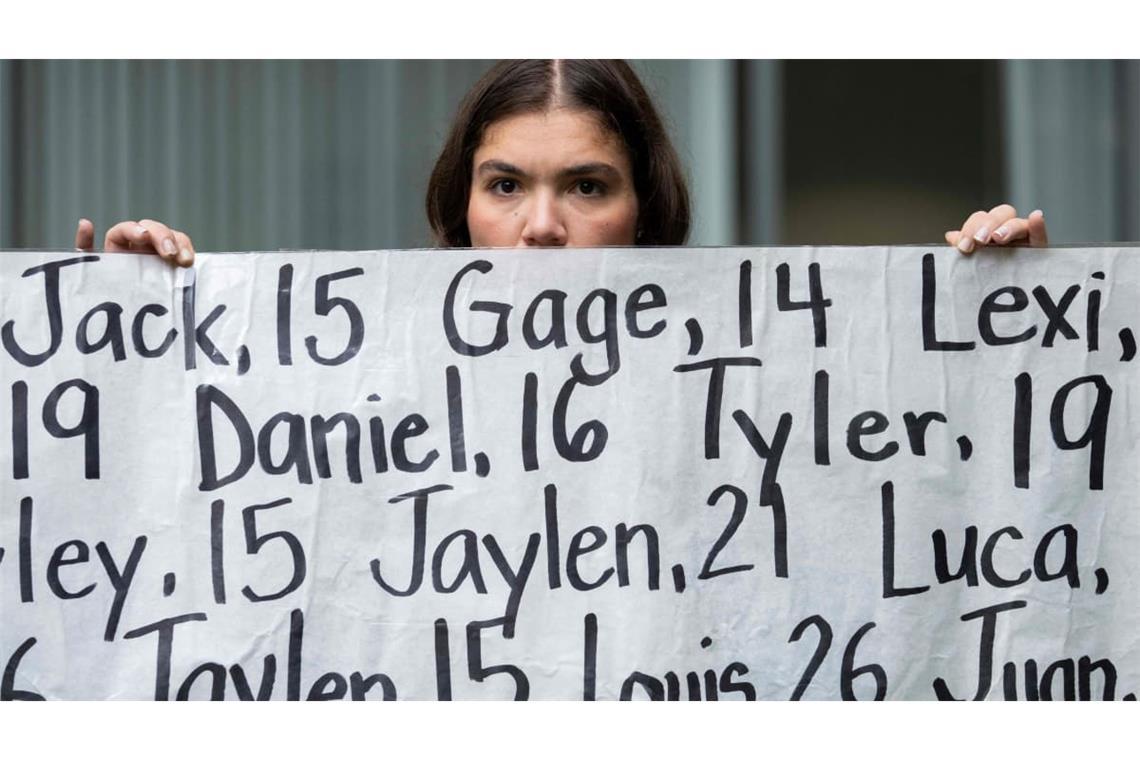 Auf dem Banner stehen die Namen von 400 Kindern und Jugendlichen, für deren Tod Facebook und Co verantwortlich sein sollen.