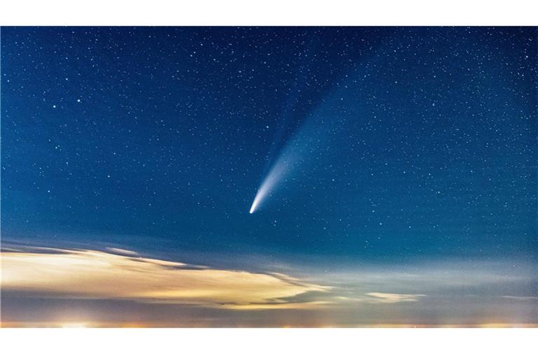 Auf dem Bild zu sehen: Der Komet NEOWISE über dem Ozean. Ein neu entdeckter Komet wird am Abendhimmel auf der Erde sichtbar sein (Archivfoto).