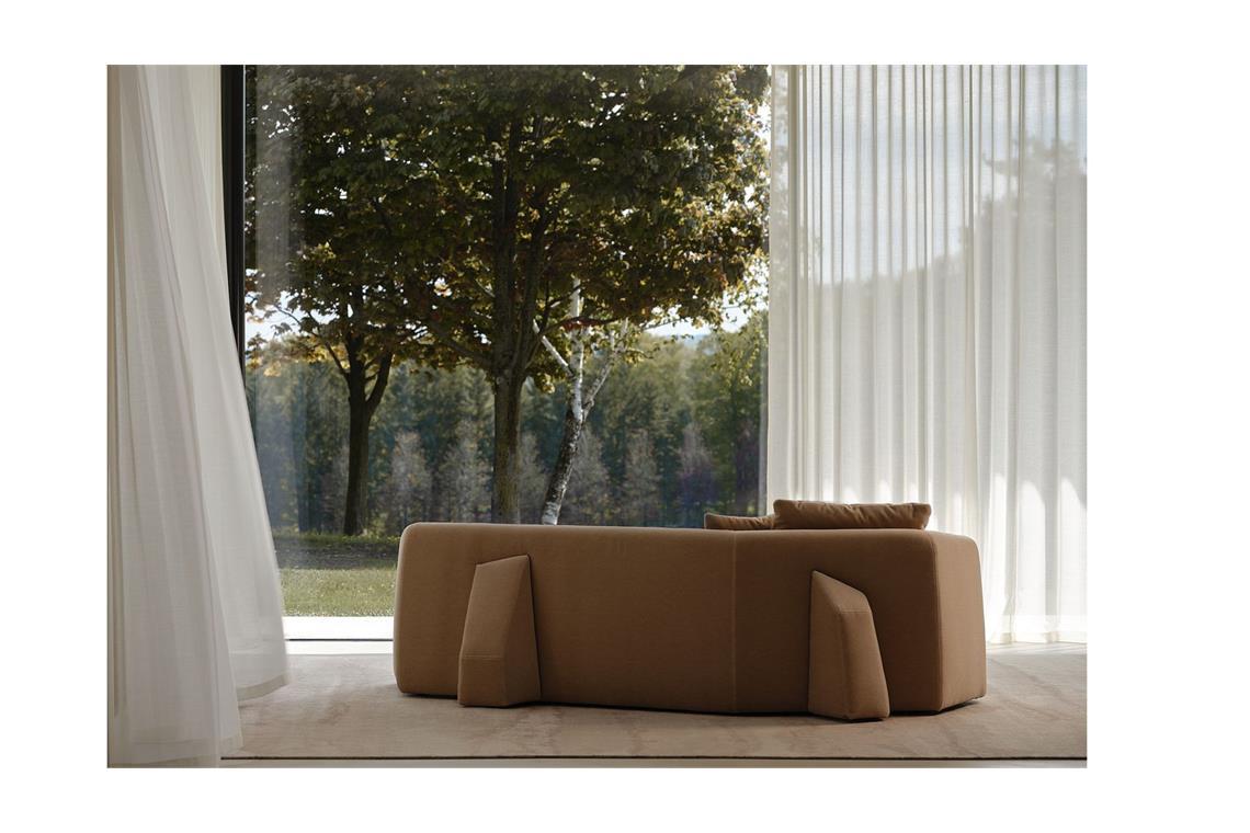 Was die Trends der Mailänder Möbelmesse über uns aussagen Auf dem Boden aufsetzend und natürlich im Braunton: Sofa „Sandy“ für Man of Parts von Gestalter Sebastian Herkner.