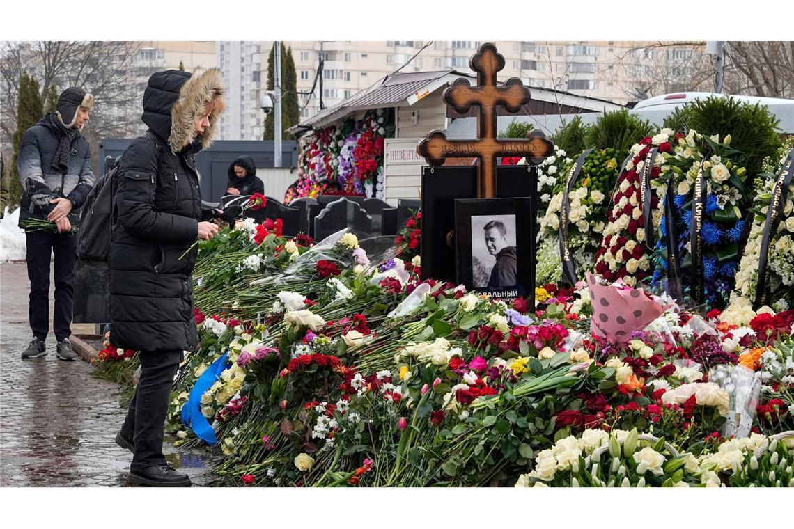 Auf dem Borissowskoje-Friedhof werden auch am zweiten Todestag des Kremlgegners Alexej Nawalny viele Trauernde erwartet. (Archivbild)