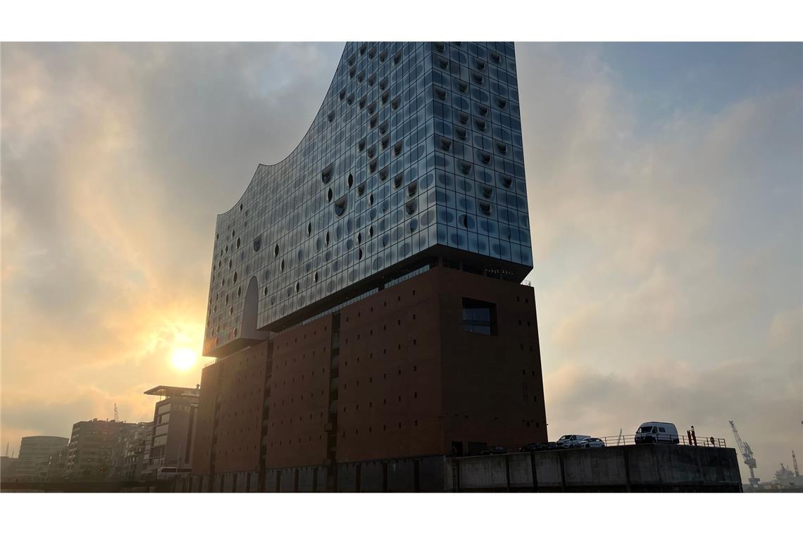 Mountainbiker Wibmer macht Rückwärtssalto auf der "Elphi" Auf dem Dach der Elbphilharmonie hat Extrem-Sportler Fabio Wibmer mit seinem Rad einen Rückwärtssalto gemacht.