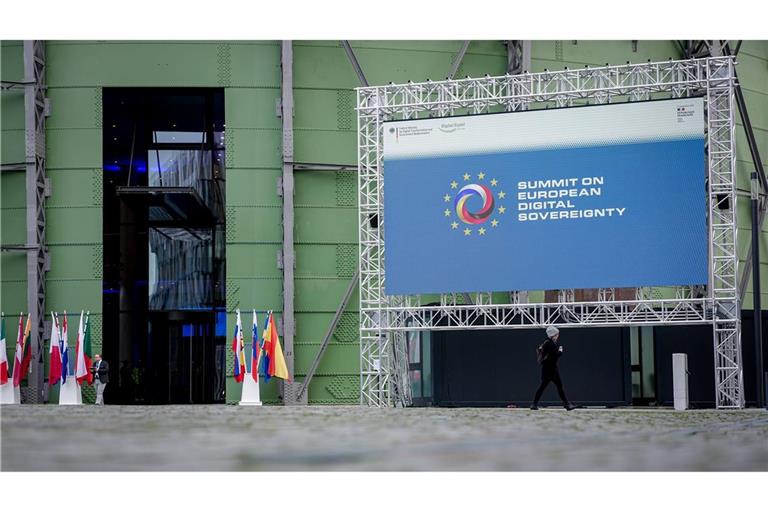 Auf dem deutsch-französischen Digitalgipfel in Berlin sind 18 Vereinbarungen zum Ausbau von KI-Anwendungen vorgestellt worden.