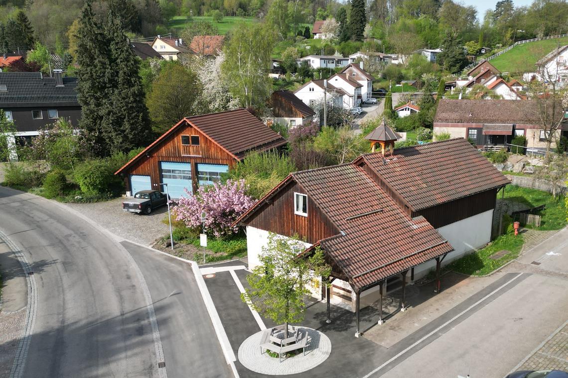 Neue alte Glocke darf nicht täglich läuten Auf dem Dorfgemeinschaftshaus in Neufürstenhütte wurde der Glockenturm mit der alten Schulglocke montiert. Foto: privat