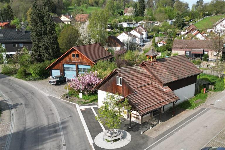 Auf dem Dorfgemeinschaftshaus in Neufürstenhütte wurde der Glockenturm mit der alten Schulglocke montiert. Foto: privat