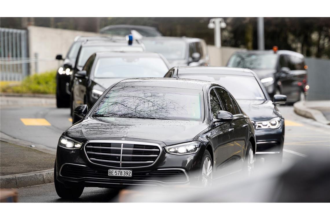 Auf dem Flug von Moskau nach Genf musste die Moskauer Delegation laut russischen Staatsmedien einen mehr als achtstündigen Umweg in Kauf nehmen.