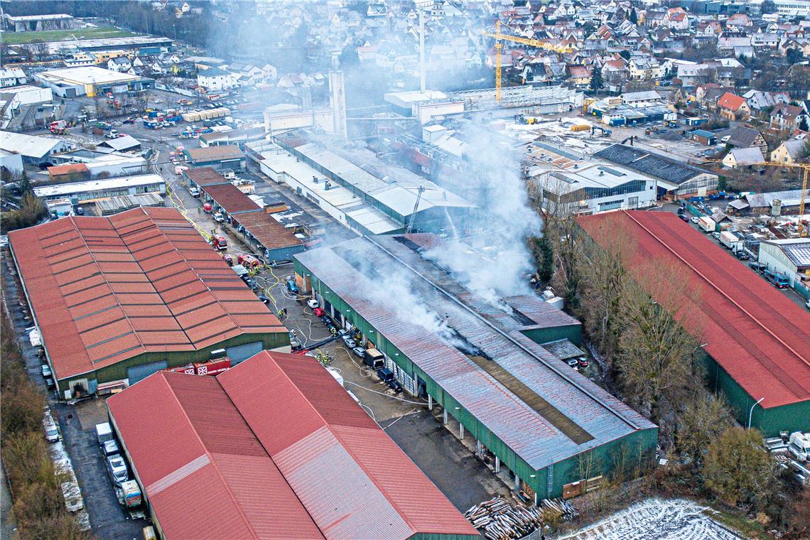 Auf dem Gelände eines alten Industriegebiet war ein Feuer in einer Lagerhalle für Stückgut aus. Foto: 7aktuell.de/Simon Adomat