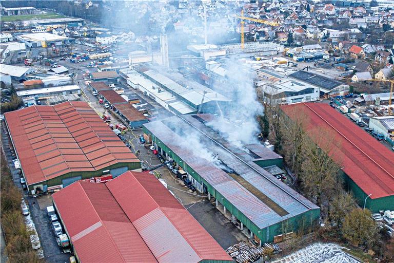 Auf dem Gelände eines alten Industriegebiet war ein Feuer in einer Lagerhalle für Stückgut aus. Foto: 7aktuell.de/Simon Adomat