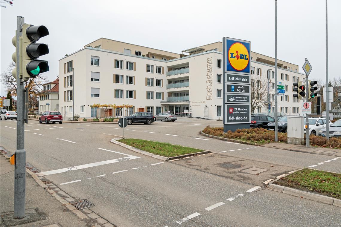 Querungshilfe in Murrhardt stößt auch auf Skepsis Auf dem Grundstück der Erich-Schumm-Stiftung und dem ehemaligen Pflegeheimbau hilft eine Ampel beim Überqueren der viel befahrenen Fornsbacher Straße, um zum Supermarkt zu gelangen. Nun liegt der Neubau – das Haus Margarete – aber schräg gegenüber. Deshalb soll nun eine Querungshilfe über die Verbindungsstraße, die auf die Fornsbacher Straße zuläuft, geschaffen werden. Fotos: Stefan Bossow
