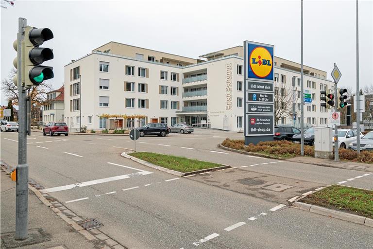 Auf dem Grundstück der Erich-Schumm-Stiftung und dem ehemaligen Pflegeheimbau hilft eine Ampel beim Überqueren der viel befahrenen Fornsbacher Straße, um zum Supermarkt zu gelangen. Nun liegt der Neubau – das Haus Margarete – aber schräg gegenüber. Deshalb soll nun eine Querungshilfe über die Verbindungsstraße, die auf die Fornsbacher Straße zuläuft, geschaffen werden. Fotos: Stefan Bossow