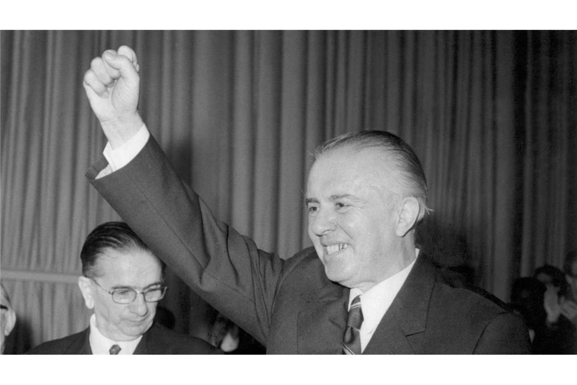 Europas letzter Stalinist: Albaniens Diktator Enver Hodscha stirbt Auf dem Höhepunkt der Macht: Enver Hoxha im Jahr 1976 beim 7. Kongress der albanischen Partei der Arbeit.