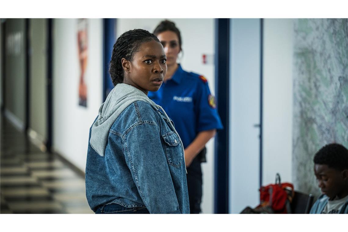 Auf dem Kommissariat kommen Moya Alemu (Nambitha Ben-Mazwi) Zweifel, ob sie tatsächlich aussagen will.