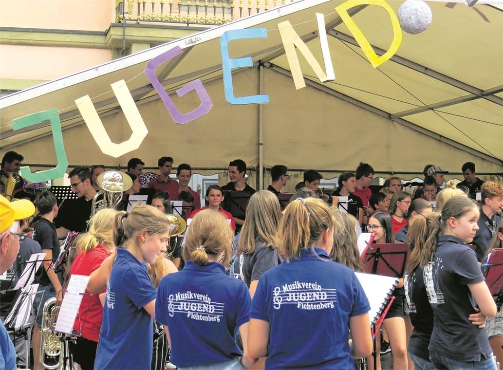 Auf dem Marktplatz versammeln sich rund 100 Jugendliche aus drei Orchestern – der Jugendstadtkapelle Murrhardt und der Jugendkapelle Fichtenberg sowie Auenstein.