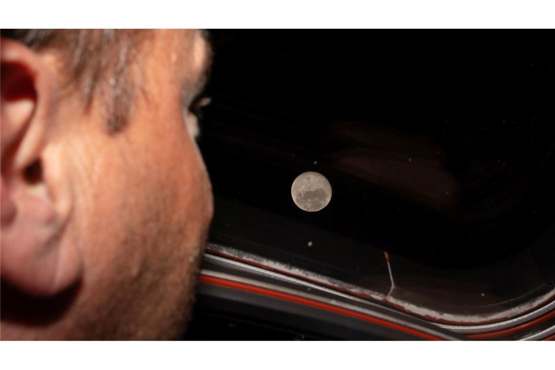 Auf dem Mond gibt es jetzt einen Krater, der nach der gestorbenen Ehefrau von Astronaut Wiseman benannt ist.