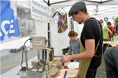 Auf dem Naturparkmarkt in Backnang hat die Partnerschaft für Demokratie Donuts gebacken. Archivfoto: Tobias Sellmaier
