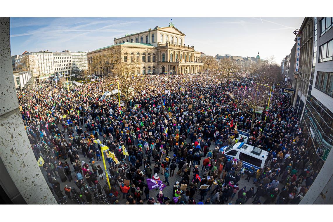 Mehrere Hunderttausend Menschen bei Demos gegen rechts Auf dem Opernplatz in Hannover protestieren Menschen gegen Rechtsextremismus.